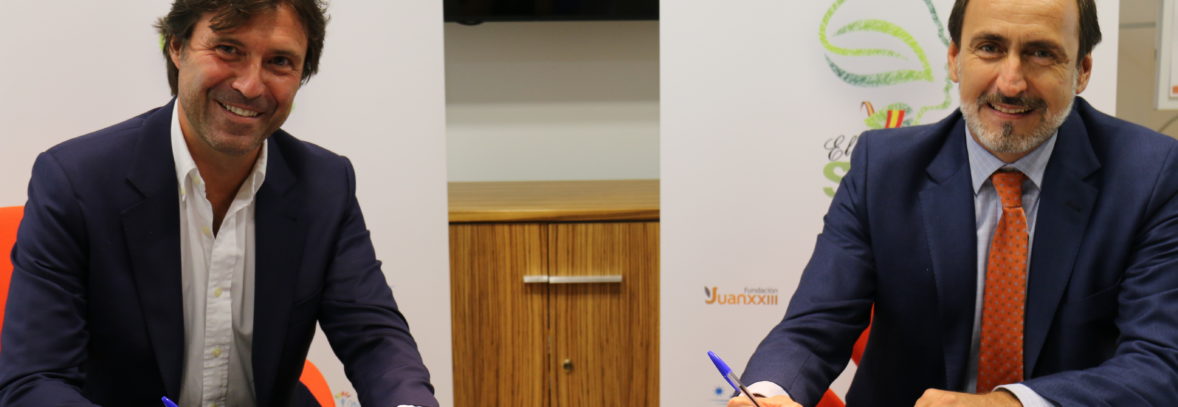 Régis Fedrigo y Javier Arroyo firman la colaboración de Servier España y Fundación Juan XXIII